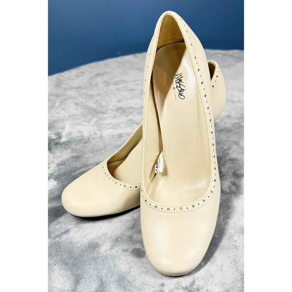 Mossimo Shoes Womens Size 7.5 Beige Leather Eyelet‎ Trim Round Toe Pumps Dress